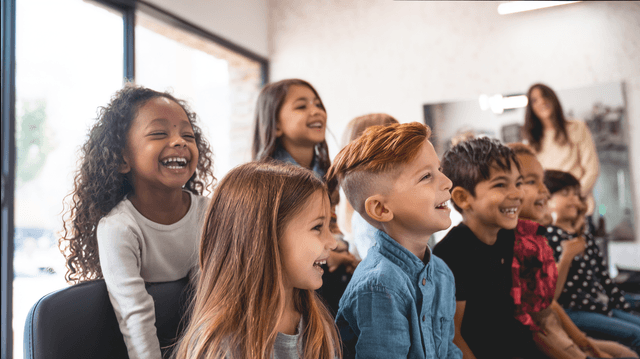 Comment choisir la coupe idéale selon la nature des cheveux de votre enfant